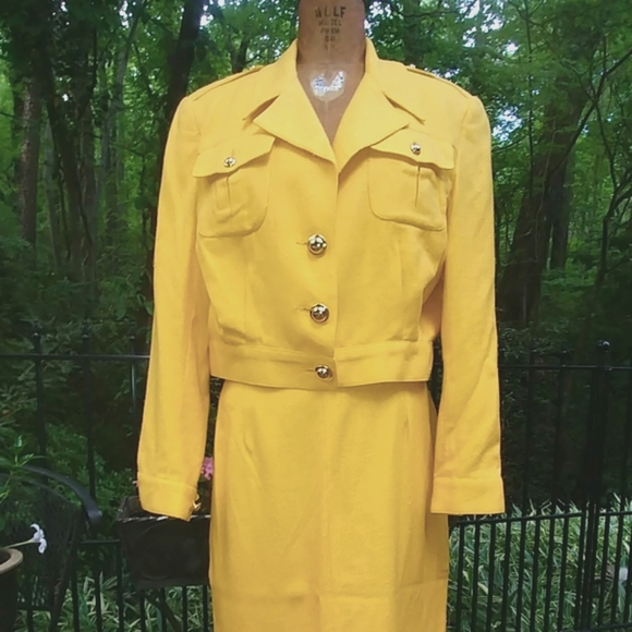 SHOULDER PADS- did Joan Crawford wear this? Not in this color - Picture 5 of 11